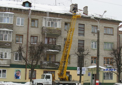 В городе Шумерле проводятся работы по удалению сосулек, наледи и снежных наростов с крыш многоквартирных домов